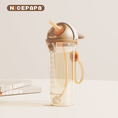 Une tasse à eau en forme de V anti-étouffant PPSU résistant à la chaleur coupe-coupe protège les enfants avec une poignée douce 330ml